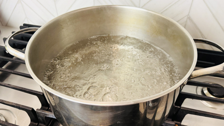 Eau bouillante dans une casserole