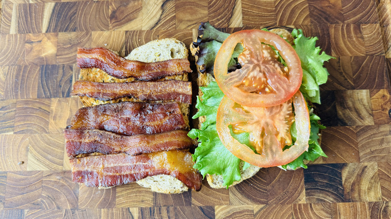 Club sandwich ouvert sur planche de bois