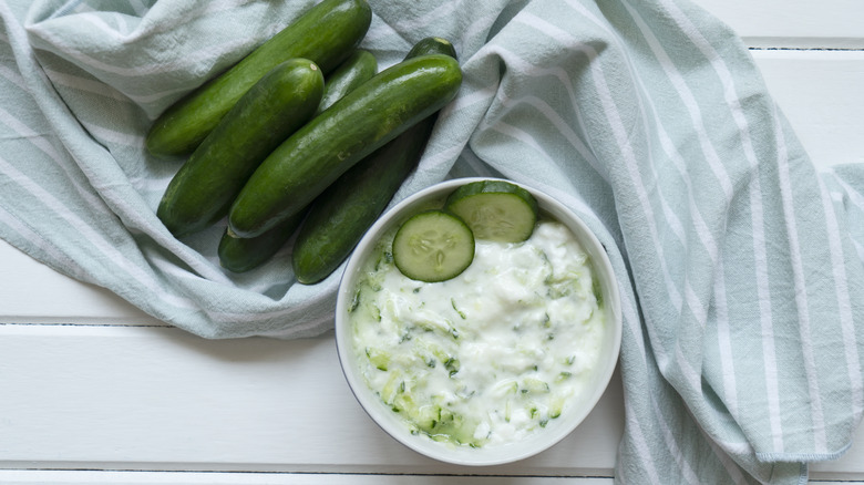 Un bol de tzatziki avec des concombres dans le cadre.