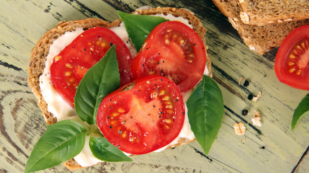 Faites passer les sandwichs aux tomates au niveau supérieur avec une touche d'inspiration grecque