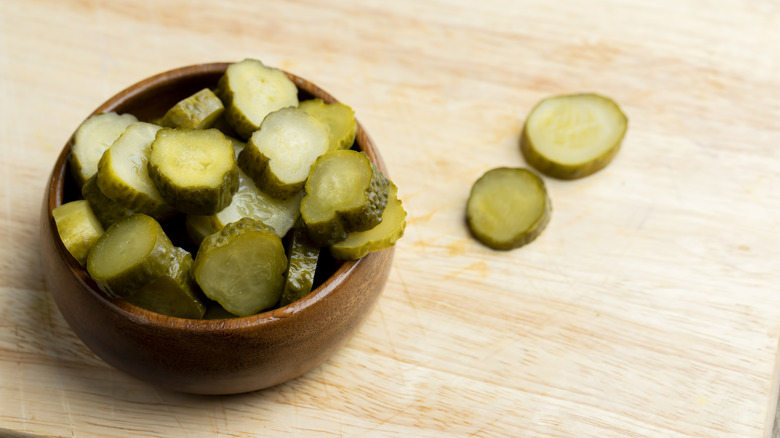 Bol de chips de cornichon