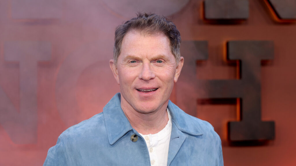 Bobby Flay suit cette règle de 4 minutes pour le steak Porterhouse ultime