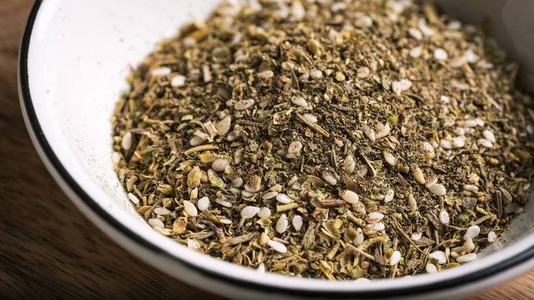 Un bol plein de zaatar, gros plan.