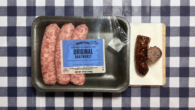 Walmart Marketside brat package à côté de bratwurst cuite sur une nappe à carreaux