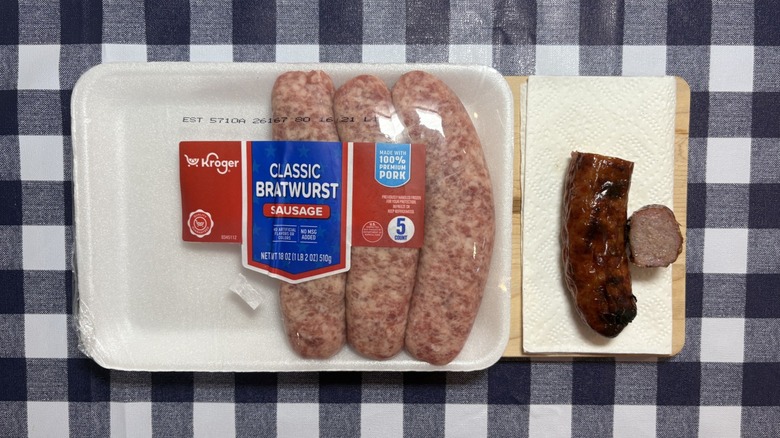 Paquet de gosse Kroger à côté de gosse cuit sur une nappe à carreaux
