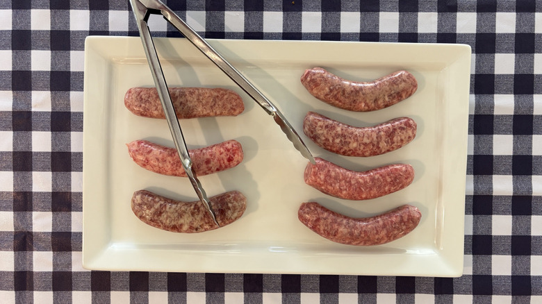 Gosses crus sur un plateau blanc avec des pinces
