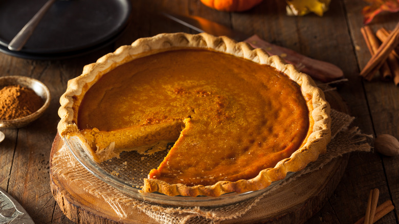 Tarte à la citrouille sur bloc de bois