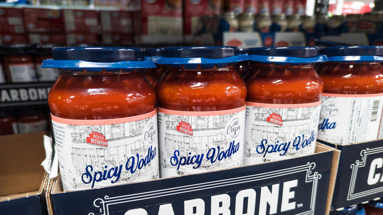 Bouteilles de sauce pour pâtes à la vodka épicée au carbone