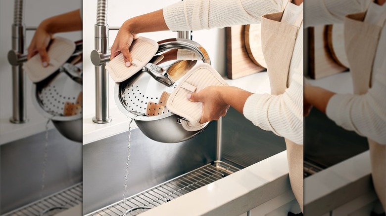 Personne versant de l'eau d'une casserole avec un couvercle filtrant