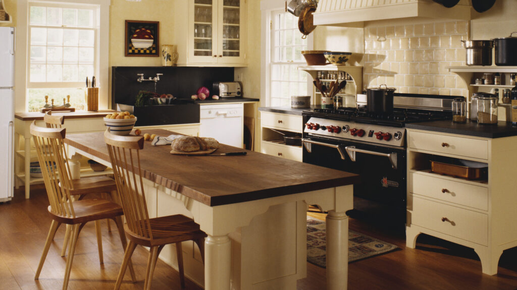 Ces trouvailles de friperies apportent une touche de charme nostalgique à votre cuisine