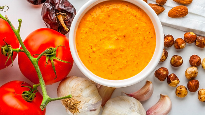 sauce romesco entourée d'ingrédients traditionnels