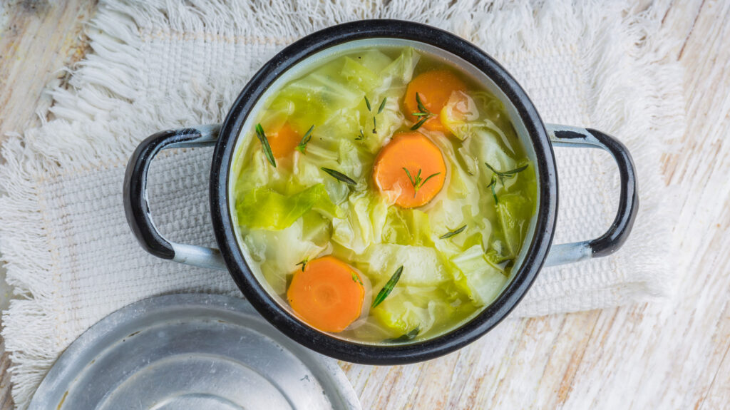 Une touche de cet incontournable du garde-manger propulse la soupe aux choux vers de nouveaux sommets