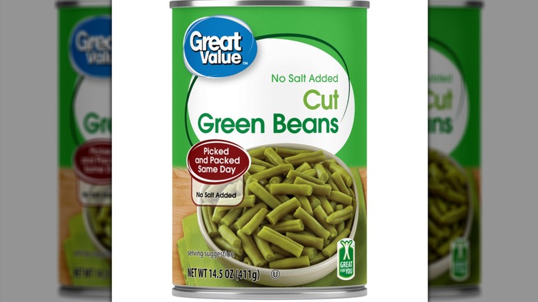 Peut de grande valeur sans sel ajouté haricots verts coupés sur fond blanc