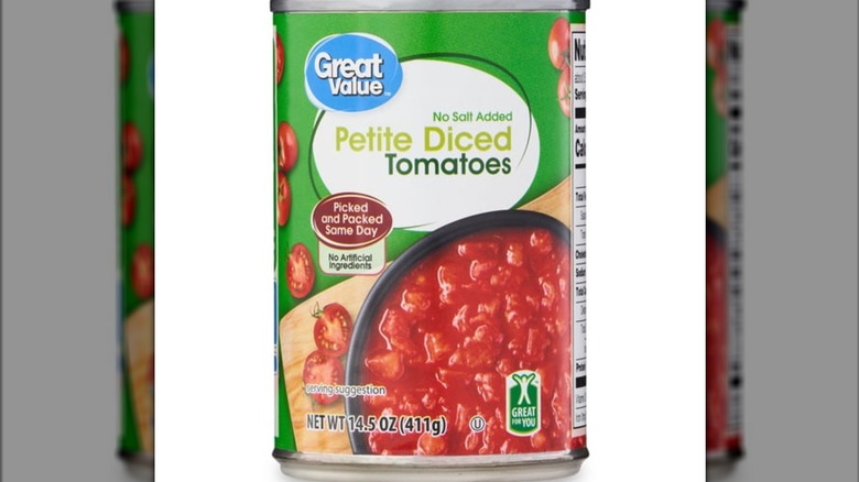 Boîte de tomates en dés de grande valeur sans sel ajouté sur fond blanc