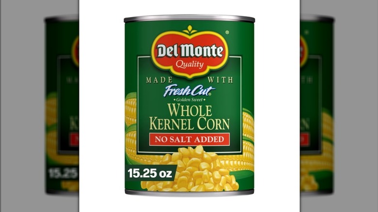 Canette de Del Monte sans sel ajouté Golden Sweet Whole Kernel Corn sur fond blanc