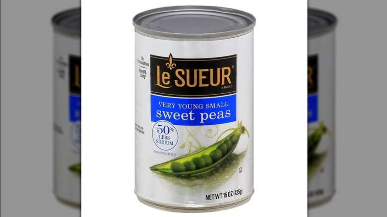 Peut de Le Sueur très jeunes petits pois sucrés avec 50 % moins de sodium sur fond blanc