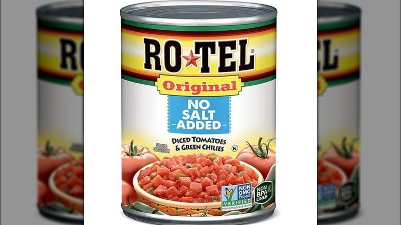 Boîte de tomates en dés Rotel Original sans sel ajouté et piments verts sur fond blanc