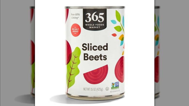 Boîte de 365 par Whole Foods Market Betteraves tranchées sans sel ajouté sur fond blanc