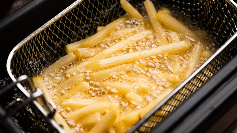 Frites cuisant dans une friteuse