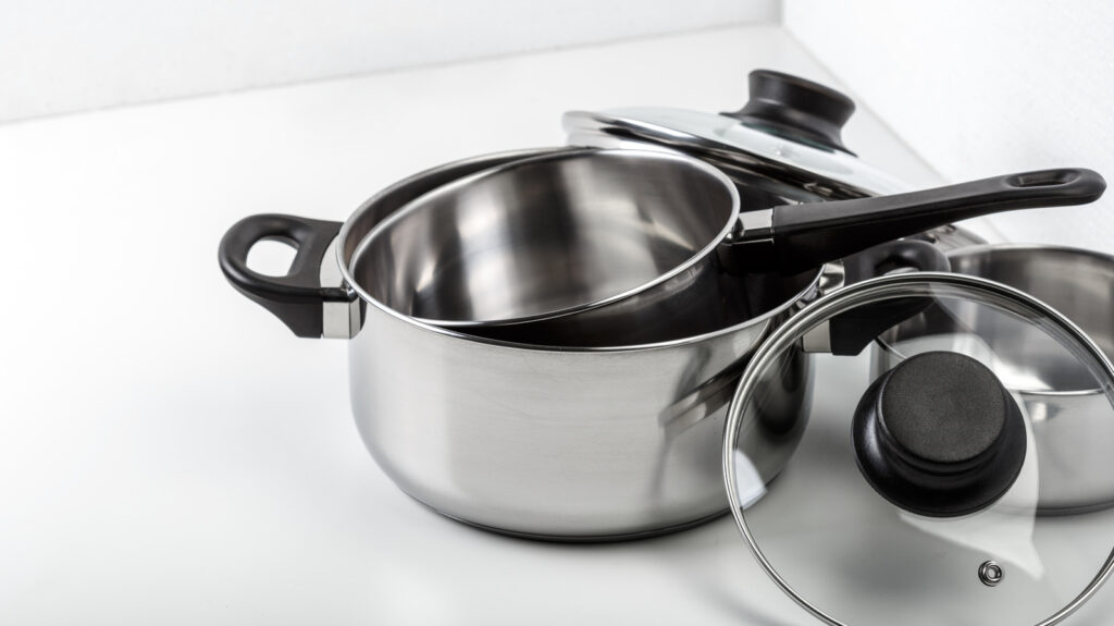 Faites briller les casseroles en acier inoxydable comme neuves en 30 minutes avec un incontournable du garde-manger italien