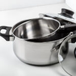 Faites briller les casseroles en acier inoxydable comme neuves en 30 minutes avec un incontournable du garde-manger italien