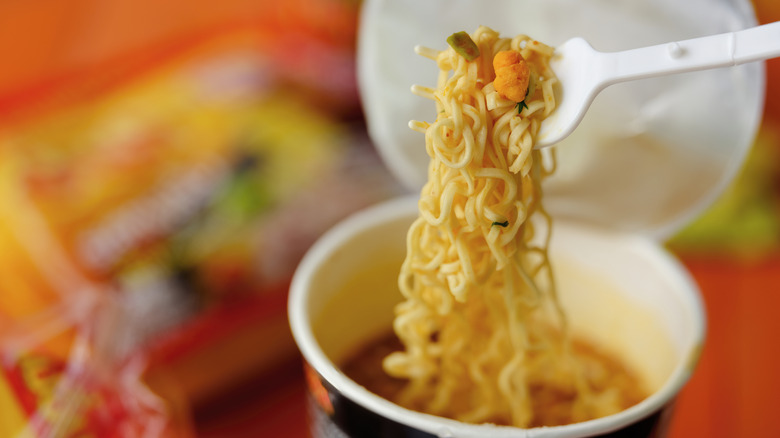 Ramen instantané dans une tasse.