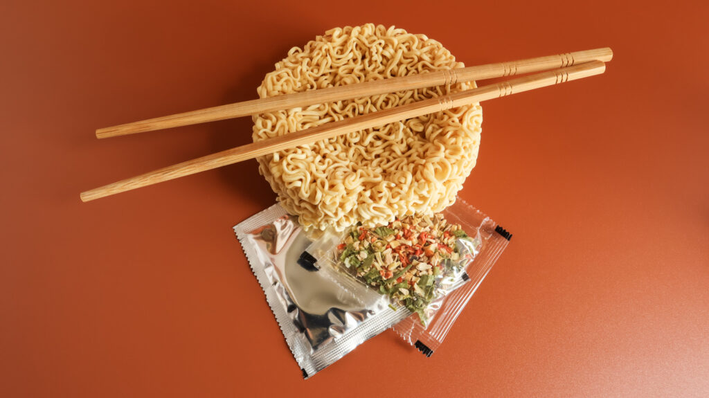 Pour rendre les ramen instantanés 10 fois meilleurs, ajoutez-en un paquet