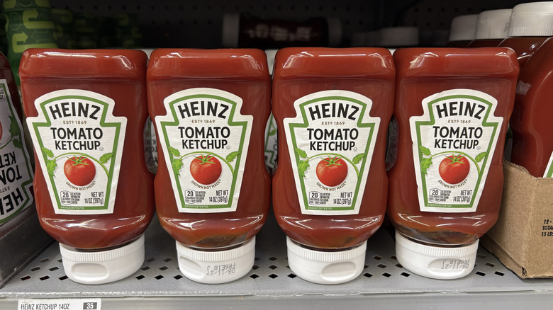 Des bouteilles de ketchup Heinz alignées les unes à côté des autres.