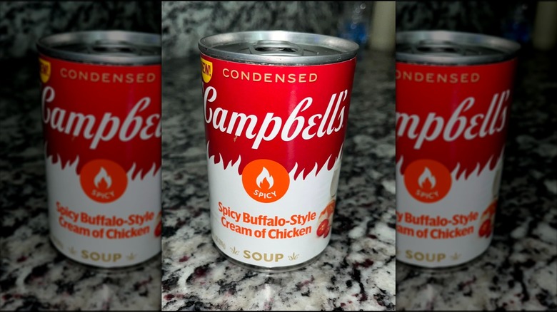 Boîte de soupe à la crème de poulet épicée condensée de style Buffalo de Campbell sur un comptoir de cuisine