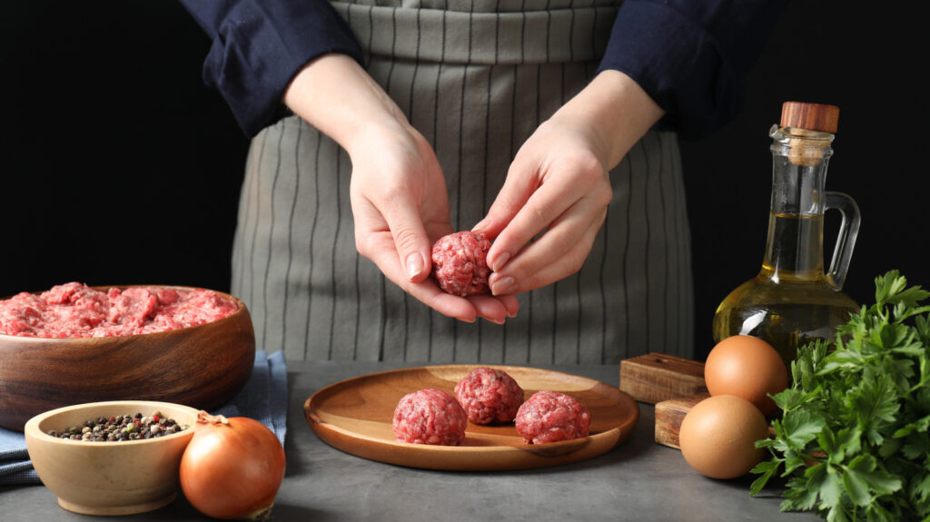 Donnez aux boulettes de viande une couche supplémentaire de saveur avec 2 cuillères à soupe de cet aliment de base du garde-manger