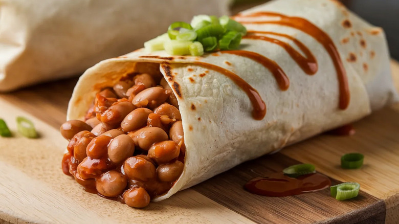 un plat mexicain classique composé de haricots avec burrito et tortilla