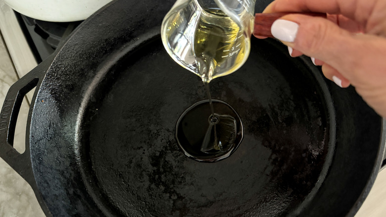 main, ajouter de l'huile d'olive dans la poêle