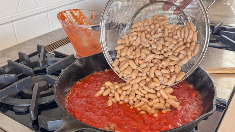 Verser les haricots blancs dans la poêle avec la sauce marinara
