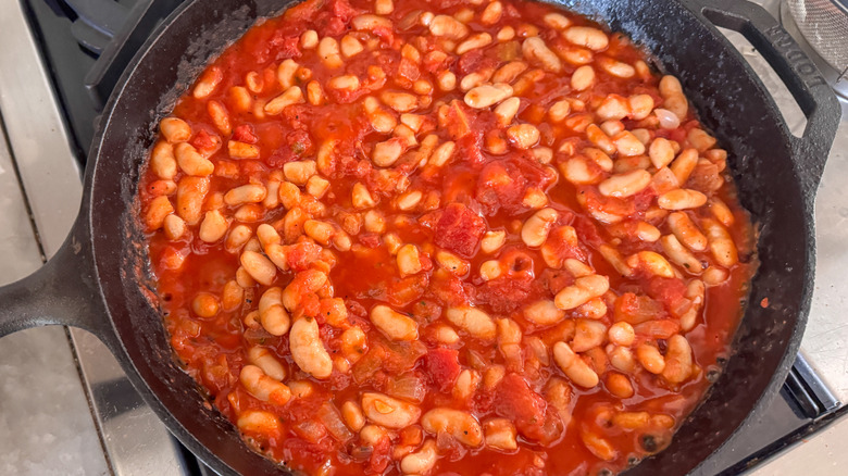 Haricots blancs et sauce marinara dans une poêle