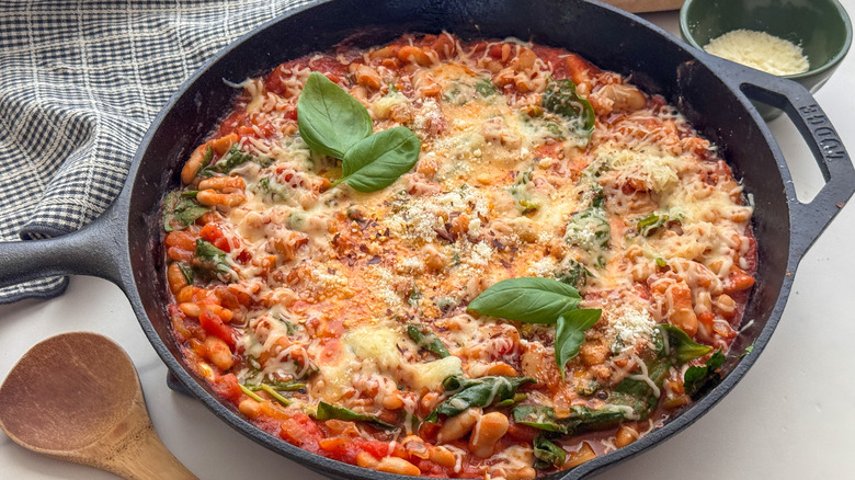 Fèves de pizza au fromage dans une poêle