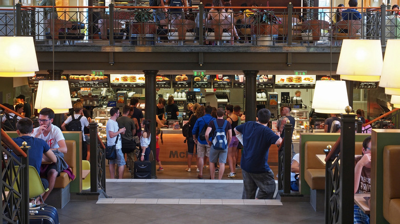 L'intérieur du McDonald's de la gare Nyugati de Budapest