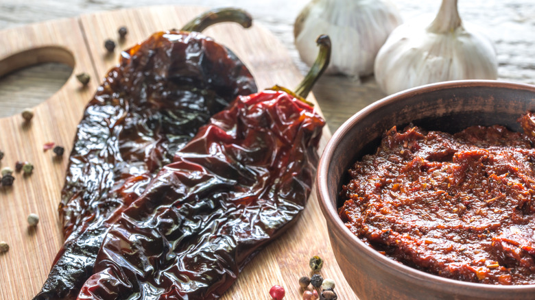 bol d'adobo mexicain à côté de piments séchés