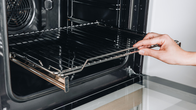 Un four ouvert révélant une grille propre.