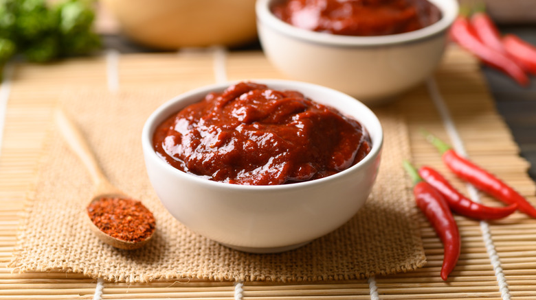 Un bol blanc rempli de gochujang rouge.