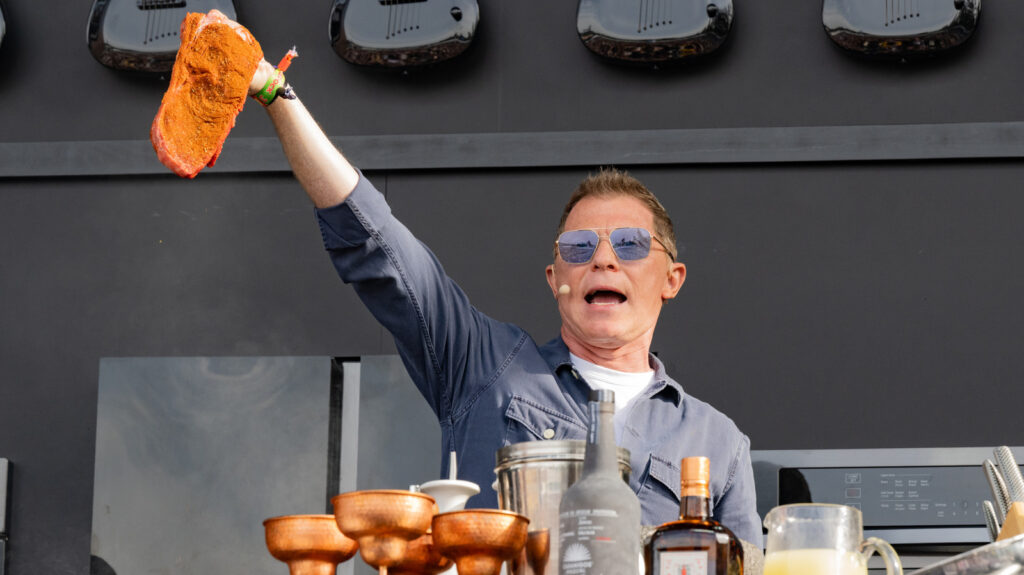 Bobby Flay garnit le faux-filet d'un beurre d'inspiration coréenne qui « va très bien avec tout »