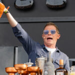 Bobby Flay garnit le faux-filet d'un beurre d'inspiration coréenne qui « va très bien avec tout »