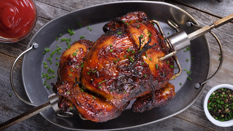 Poulet grillé sur support de rôtissoire