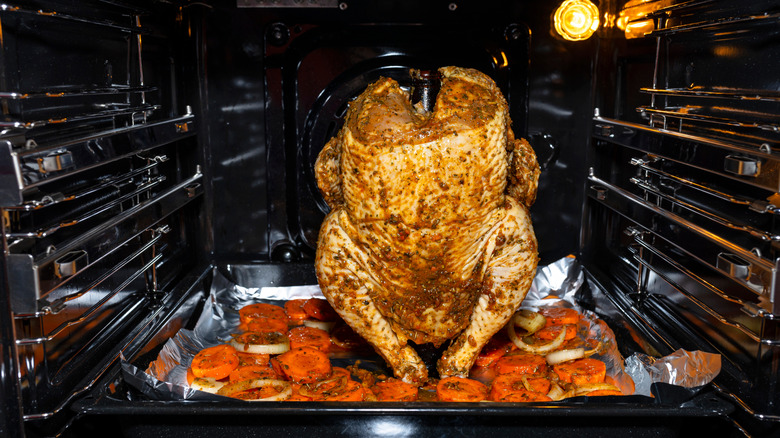 Rôtir un poulet au four verticalement comme du poulet en canette de bière