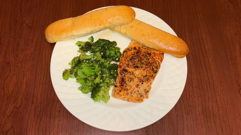 Saumon grillé aux herbes d'Olive Garden sur une assiette.