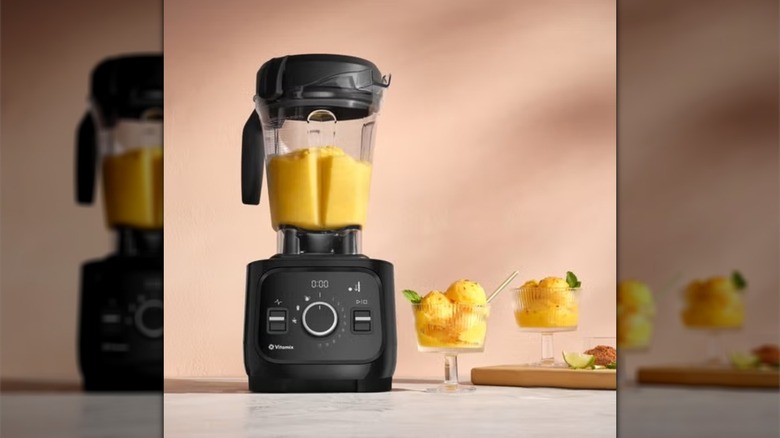Vitamix Alta Pro Blender avec deux verres de glace aux fruits jaunes sur le côté