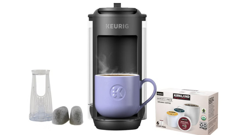 Cafetière Keurig avec une boîte de dosettes de café Kirkland à côté
