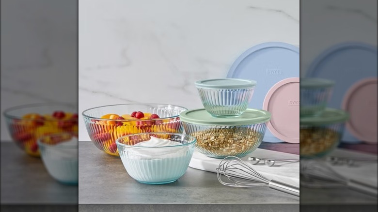 Ensemble de bols à mélanger en Pyrex, avec des fruits et du yaourt à l'intérieur