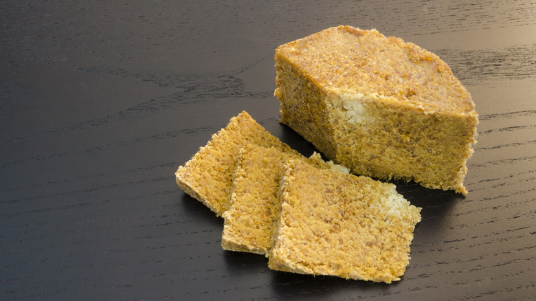 Tranches de fromage gamalost sur une surface en bois.