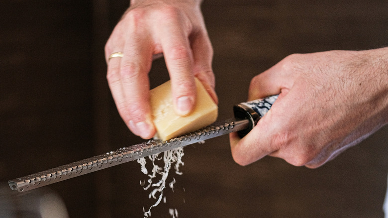 Utiliser un Microplane pour râper un fromage à pâte dure en fines lanières