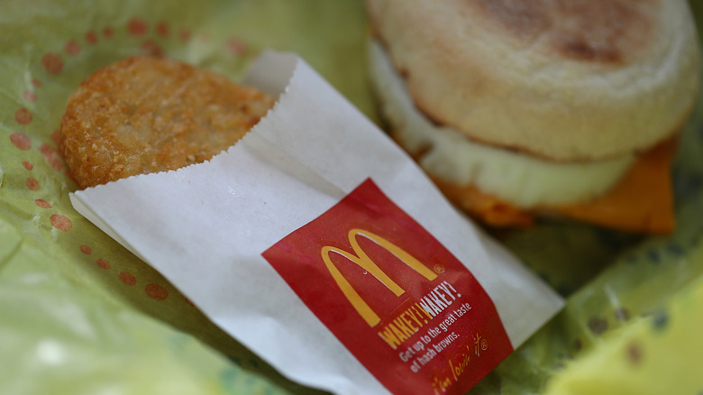 Pommes de terre rissolées McDonald's à côté d'un Egg McMuffin